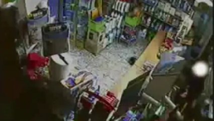Napoli - Picchia e rapina una tabaccaia per pochi euro