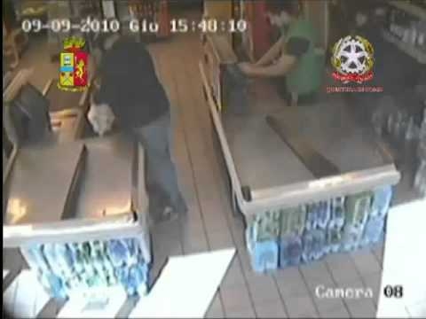 Video Roma - Tre colpi in un supermercato, le telecamere lo incastrano