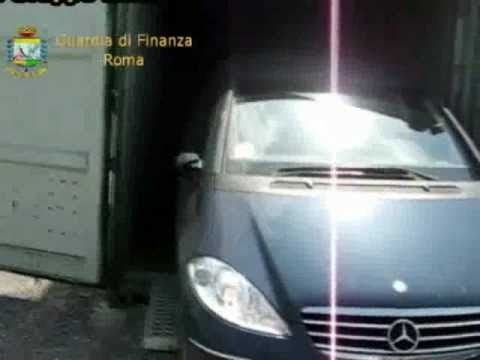 Roma - Scoperto magazzino di auto di lusso rubate