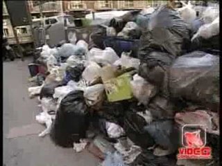 Napoli - Rifiuti in tutta la città