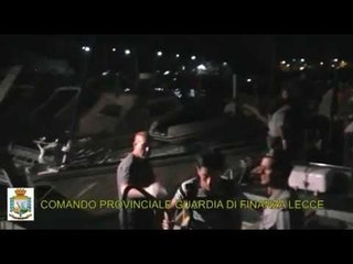 Lecce - Arrestati 60 immigrati a bordo di una barca a vela