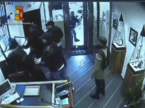 Salerno - Rapina in gioielleria, arrestati 5 malviventi