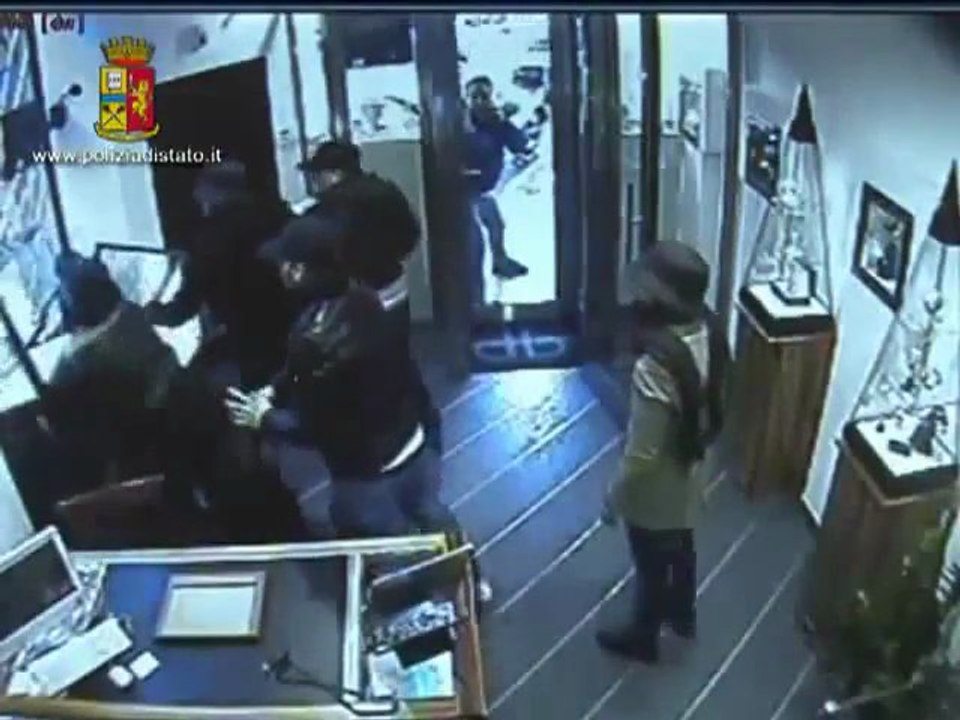Salerno - Rapina in gioielleria, arrestati 5 malviventi