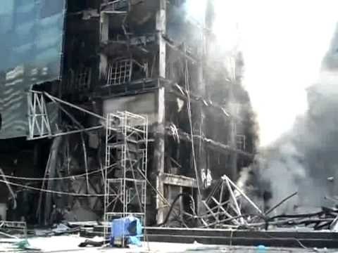 Thailandia - Il Central World di Bangkok devastato dalle fiamme 2