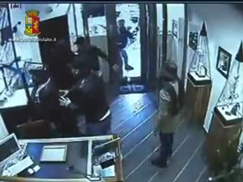 Salerno - Rapinatori bloccati in gioielleria