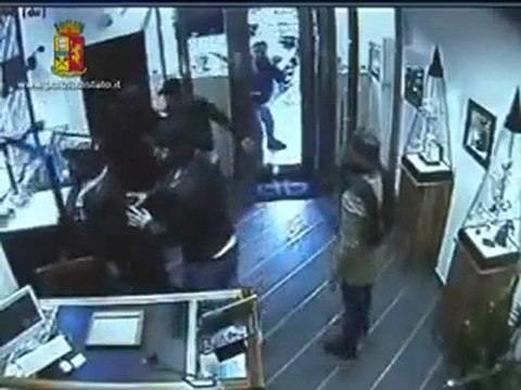 Salerno - Rapinatori bloccati in gioielleria