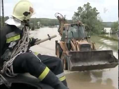 Ungheria - Video amatoriale delle alluvioni - Árvíz, harckocsival mentenek Sásdon