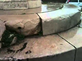 Aversa - La statua di Cimarosa sta letterelmente affondando