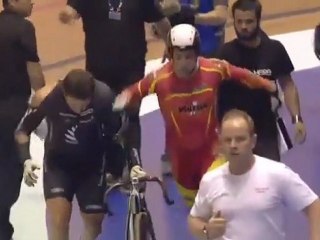 Τραυματισμός σοκ Μαλαισιανού ποδηλάτη!