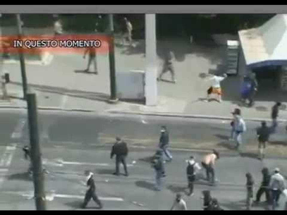 Grecia - Gli scontri di Atene tra manifestanti e forze dell'ordine 12