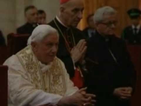Torino - Il Papa si inginocchia davanti alla Sindone
