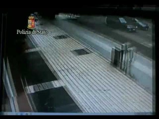 Palermo - Una clochard saccheggia l'Albero di Falcone