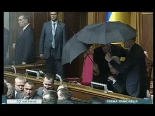 Ucraina - Fumogeni in Parlamento