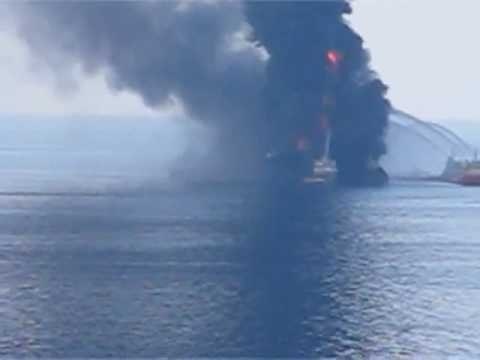 Golfo del Messico - Esplode piattaforma petrolifera al largo della Louisiana