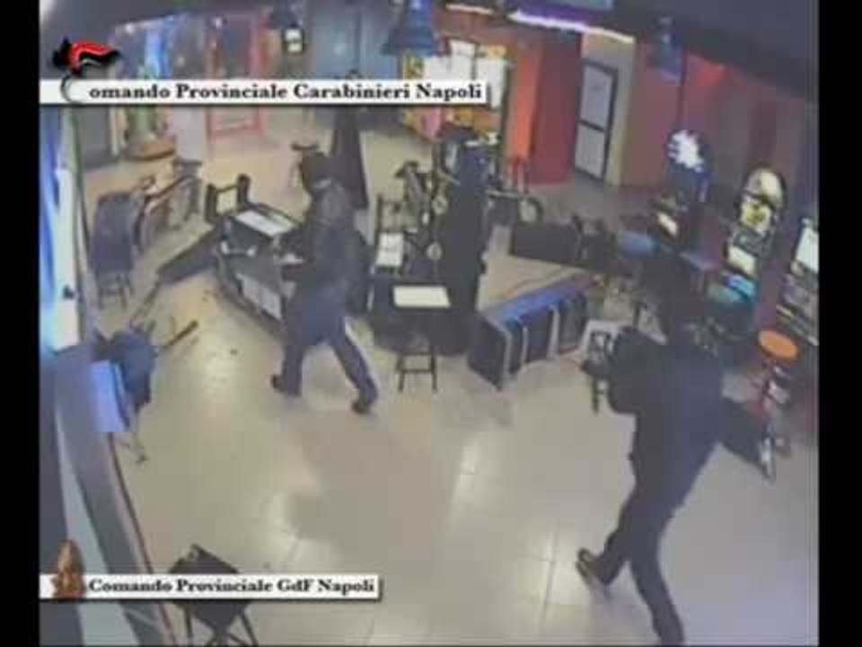 Napoli - Le immagini di due raid di camorra, Pozzuoli e Giugliano