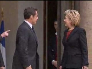 Francia - Hillary perde le scarpe all'Eliseo