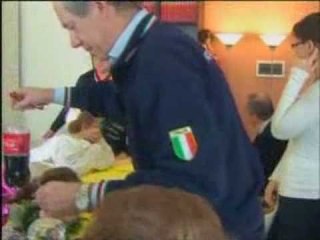 L'Aquila - Berlusconi e Bertolaso a pranzo da una famiglia di terremotati