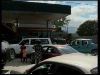 Haiti - Terremoto, in coda per la benzina