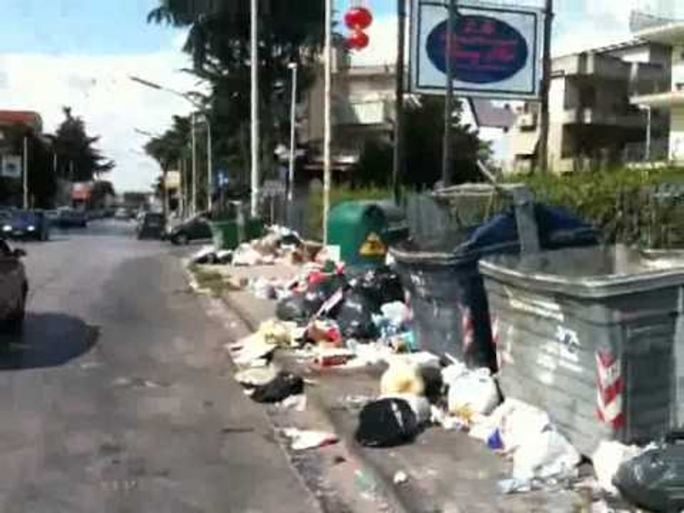 Aversa - Rifiuti, cassonetti magicamente trasferiti
