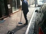 Aversa - Cittadini costretti a pulire le strade