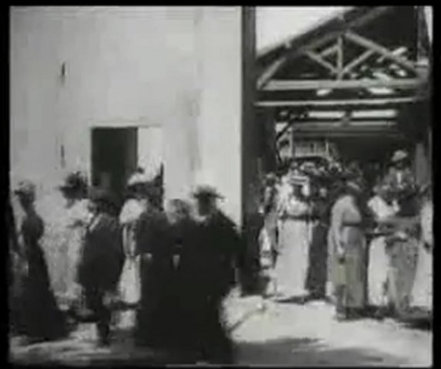 La sortie de l'usine Lumière à Lyon (1895) - Frères Lumière