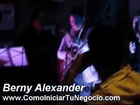 Berny Alexander en un Bar - Negocios por Internet