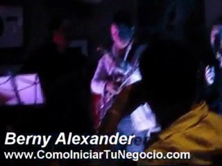 Berny Alexander en un Bar - Negocios por Internet