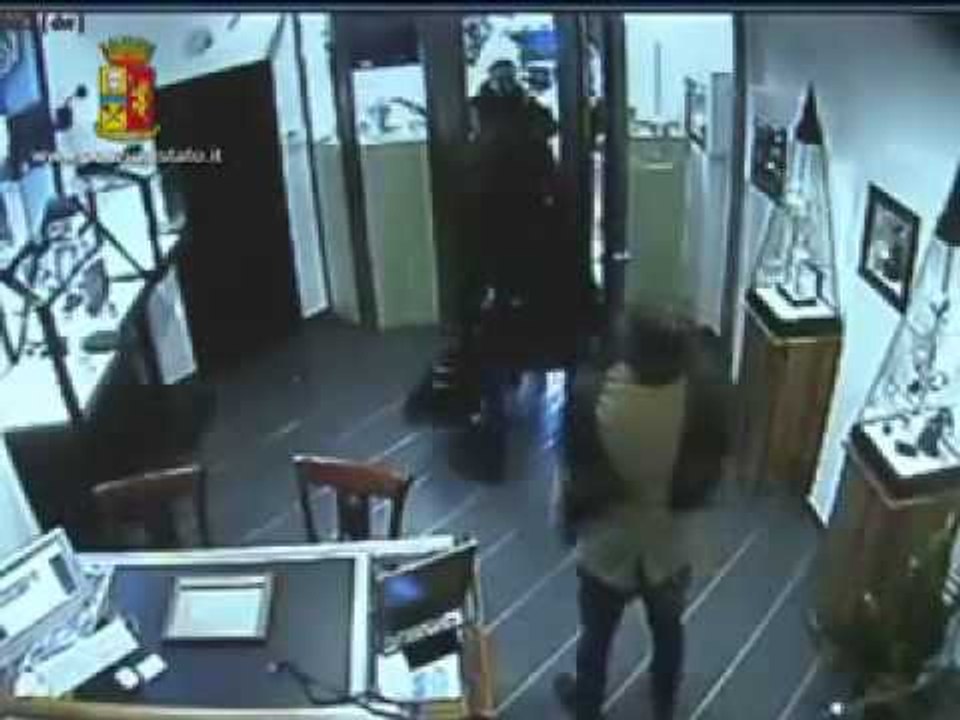 Salerno - Rapinatori bloccati in gioielleria