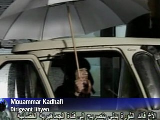 Libia: Kadhafi en persona desmiente su partida