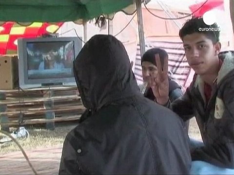 Bahrain to free prisoners as government supporters rally