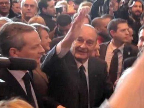 Chirac salue la foule au Salon de l'agriculture