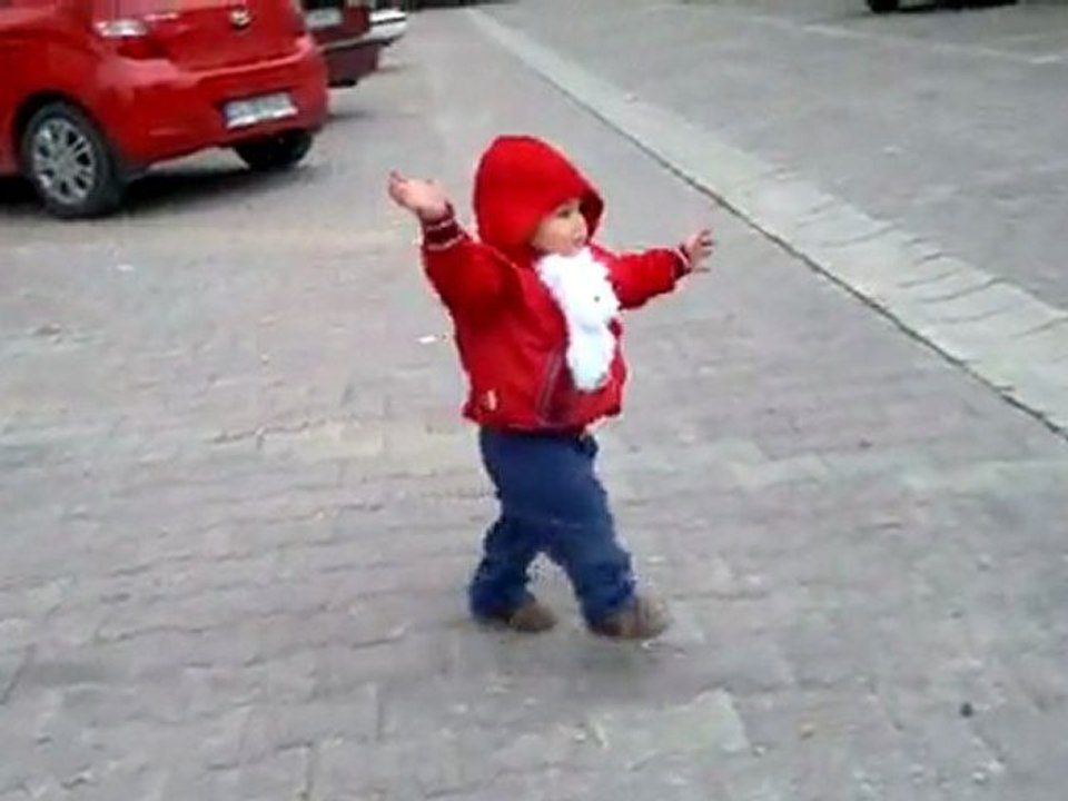 17 subat 2011 Girayhanın ilk adımları 2 :))))