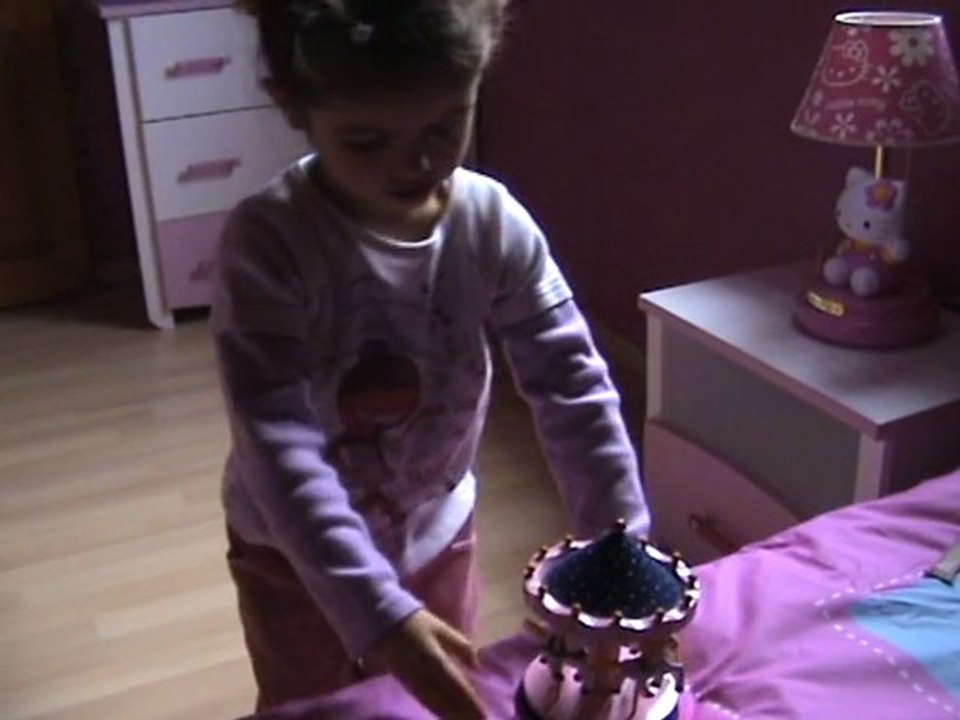 Sarah decouvre sa chambre de grande