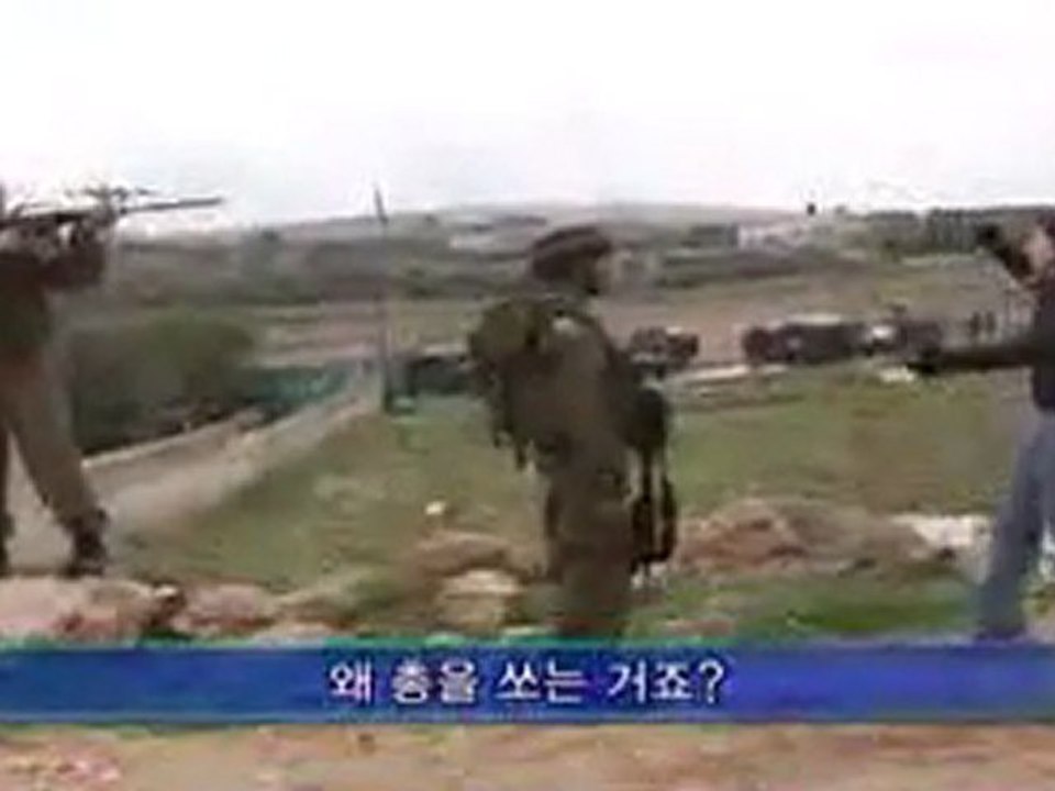 une Palestinienne Héroique face aux soldats israeliens