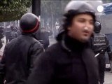 Tunus'ta hem gösteriler hem istifalar sürüyor