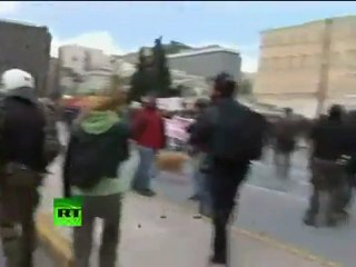 Επίθεση σε αστυνομικό και επεισόδιο με ανάπηρο διαδηλωτή