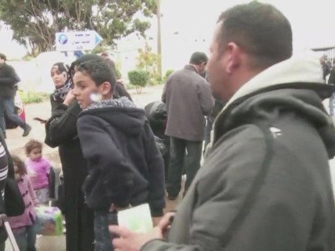 Tunisians flee unrest in Libya