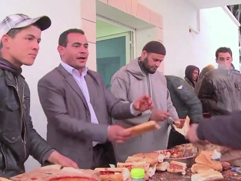 Terrified Tunisians flee Libya