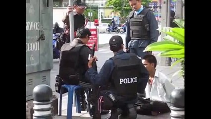 Thailandia - Checkpoint a Bangkok, interrogata Camicia Rossa