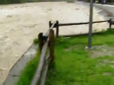 Polonia - Video amatoriale delle alluvioni - Węgierska Górka. rzeka Soła