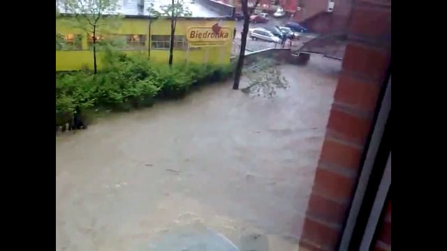 Polonia - Video amatoriale delle alluvioni - Białka Powódź