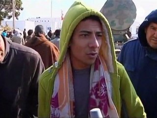 Miles de personas huyen desde Libia al vecino Túnez