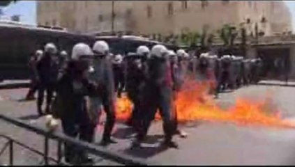 Grecia - Scontri nelle strade di Atene tra manifestanti e polizia