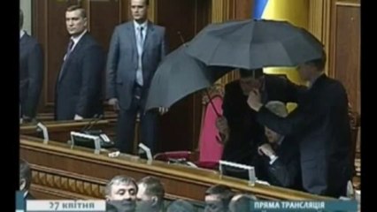 Ucraina - Fumogeni in Parlamento