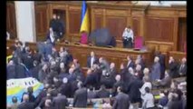 Ucraina - Lancio di uova e rissa in Parlamento