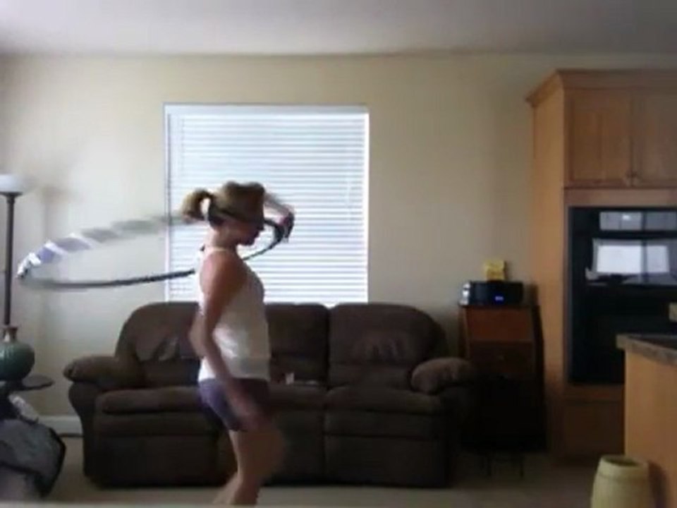 Biondina combina un disastro con l'hula hoop