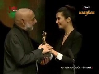 Tuba Büyüküstün onur ödülünü Yusuf Kurçenli'ye taktim etti.