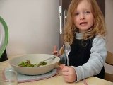 à table avec les filles - 3 ans et 15 mois