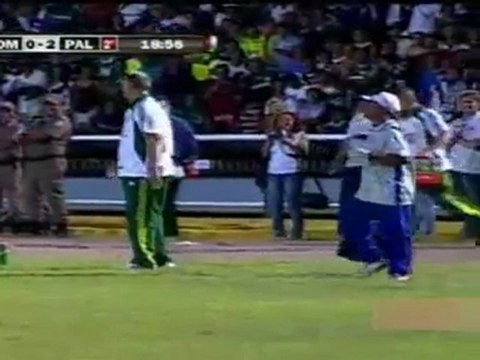 Bu adam şaşırmış!