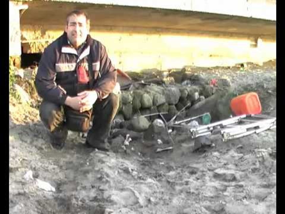 Ischia (NA) - La spiaggia della ghiaia a Forio inondata dai rifiuti